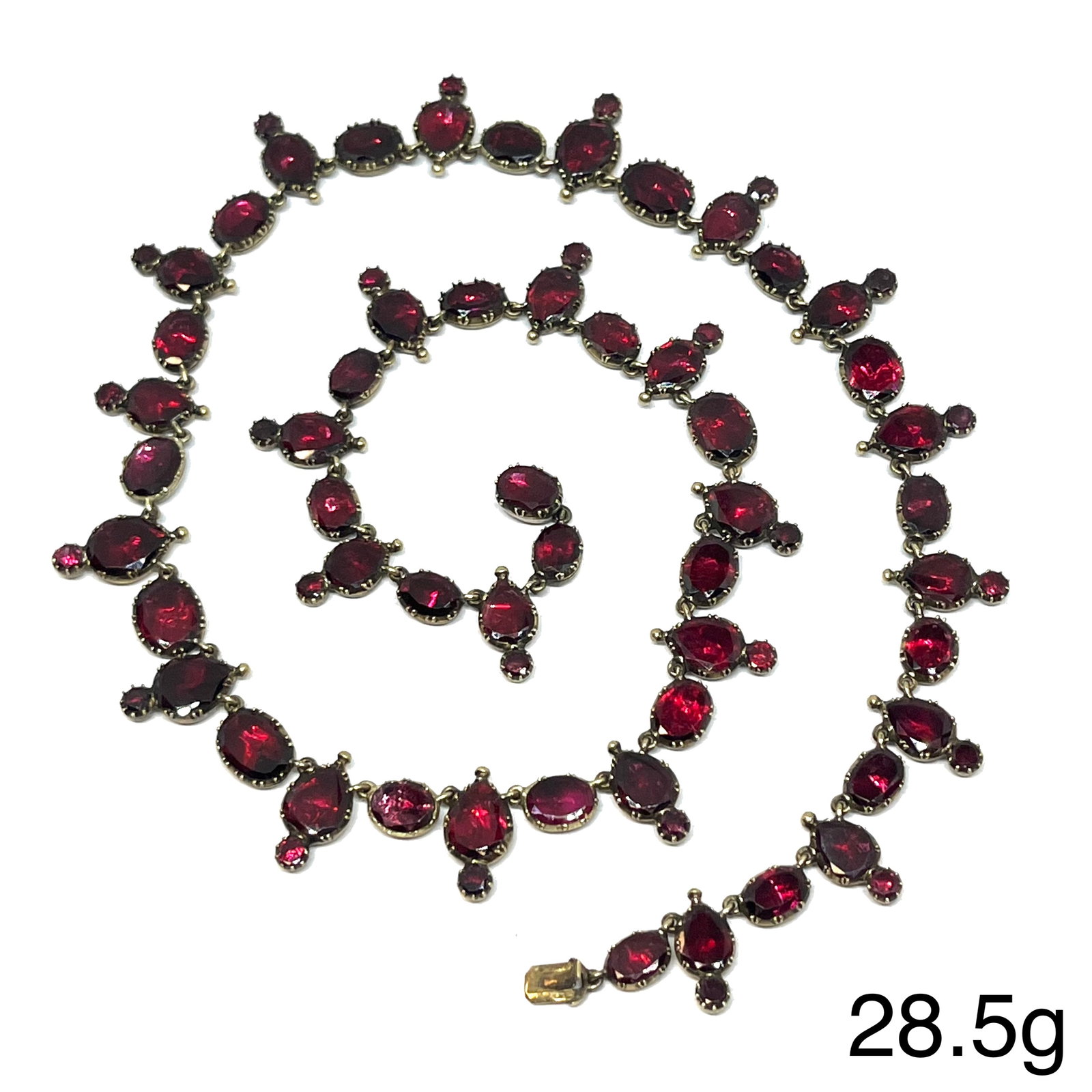 FINE LATE GEORGIAN GOLD GARNET RIVIERE NECKLACE: FINE LATE GEORGIAN GOLD GARNET RIVIERE NECKLACE 28.5 grams rich vibrant garnets fine craftsmanship L 42 cm.
