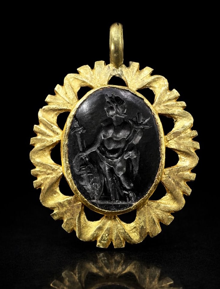 ROMAN INTAGLIO PENDANT, HERCULES.: ROMAN INTAGLIO PENDANT, HERCULES.By repute 2nd century AD.4,5 grams, testing high carat gold.The fine carved hardstone intaglio depicting Hermes.L. 3.2 cm.