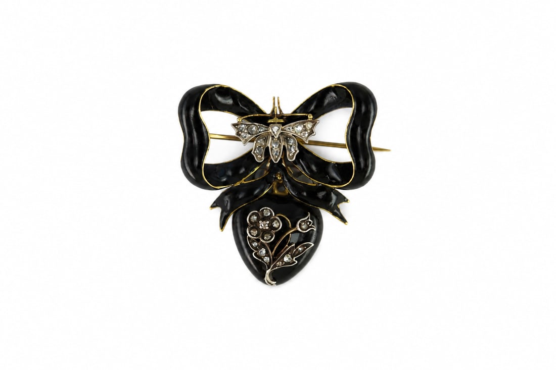 VICTORIAN GOLD DIAMOND AND ENAMEL BOW HEART BROOCH: VICTORIAN GOLD DIAMOND AND ENAMEL BOW HEART BROOCH 11.6 grams locket back enamel in great condition lively diamonds L 3,.7 cm W 3.5 cm