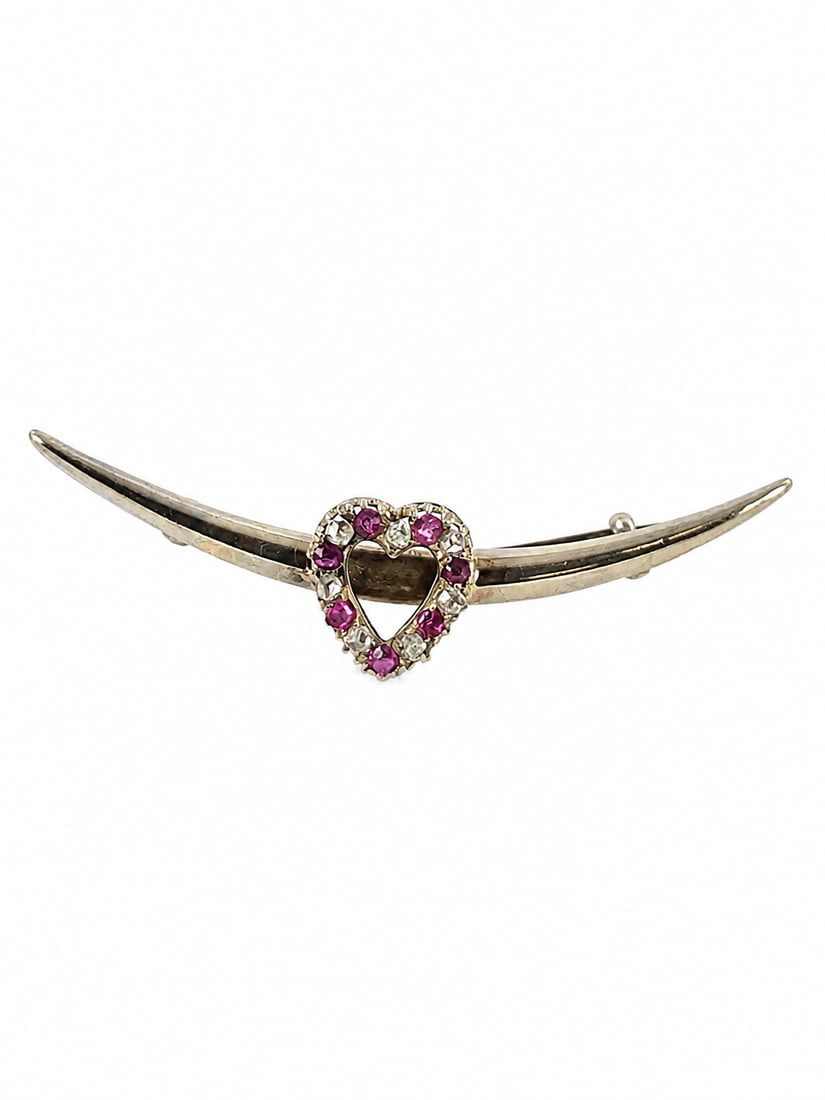 GOLD RUBY AND DIAMOND HEART CRESCENT BROOCH: GOLD RUBY AND DIAMOND HEART CRESCENT BROOCH 2.1 grams vibrant old cut rubies and diamonds W 4.9 cm