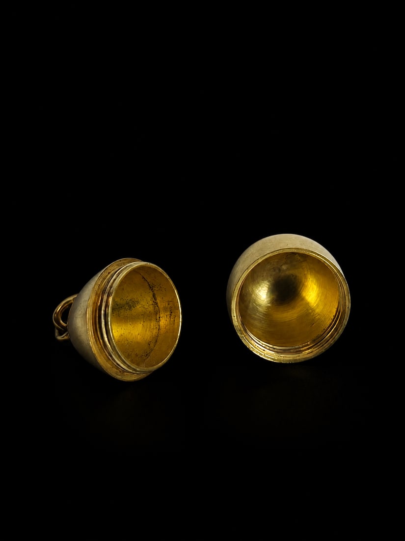 SAMUEL ARNDT, FINE RUSSIAN GOLDEN EGG PENDANT: SAMUEL ARNDT, FINE RUSSIAN GOLDEN EGG PENDANT,4,8 grams, 56 zolotnik. Stg. PetersburgThe egg pendant can open.Makers mark SA for Samuel Arndt.L.2.6 cm.