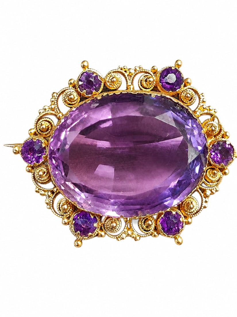 GEORGIAN CANNETILLE AMETHYST BROOCH: GEORGIAN CANNETILLE AMETHYST BROOCH 5.9 grams high carat gold on excellent condition L 2.3 cm W 3.1 cm