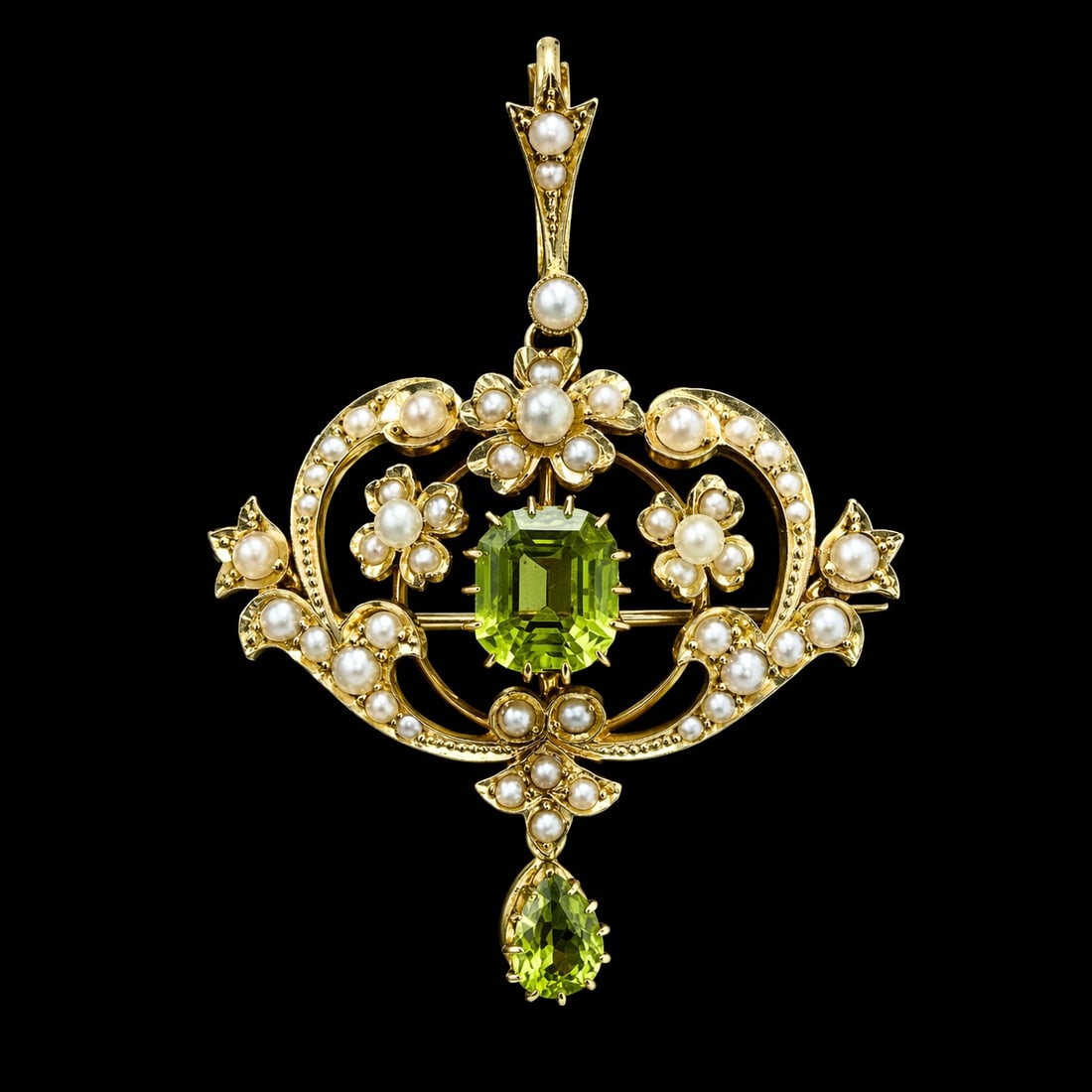 VICTORIAN PERIDOT AND PEARL BROOCH/PENDANT: VICTORIAN PERIDOT AND PEARL BROOCH/PENDANT,6,5 grams, 15 ct. gold.Vibrant peridot.Lovely pearls generally well matched.Removable bail and brooch fitting.L. 4.5 cm.