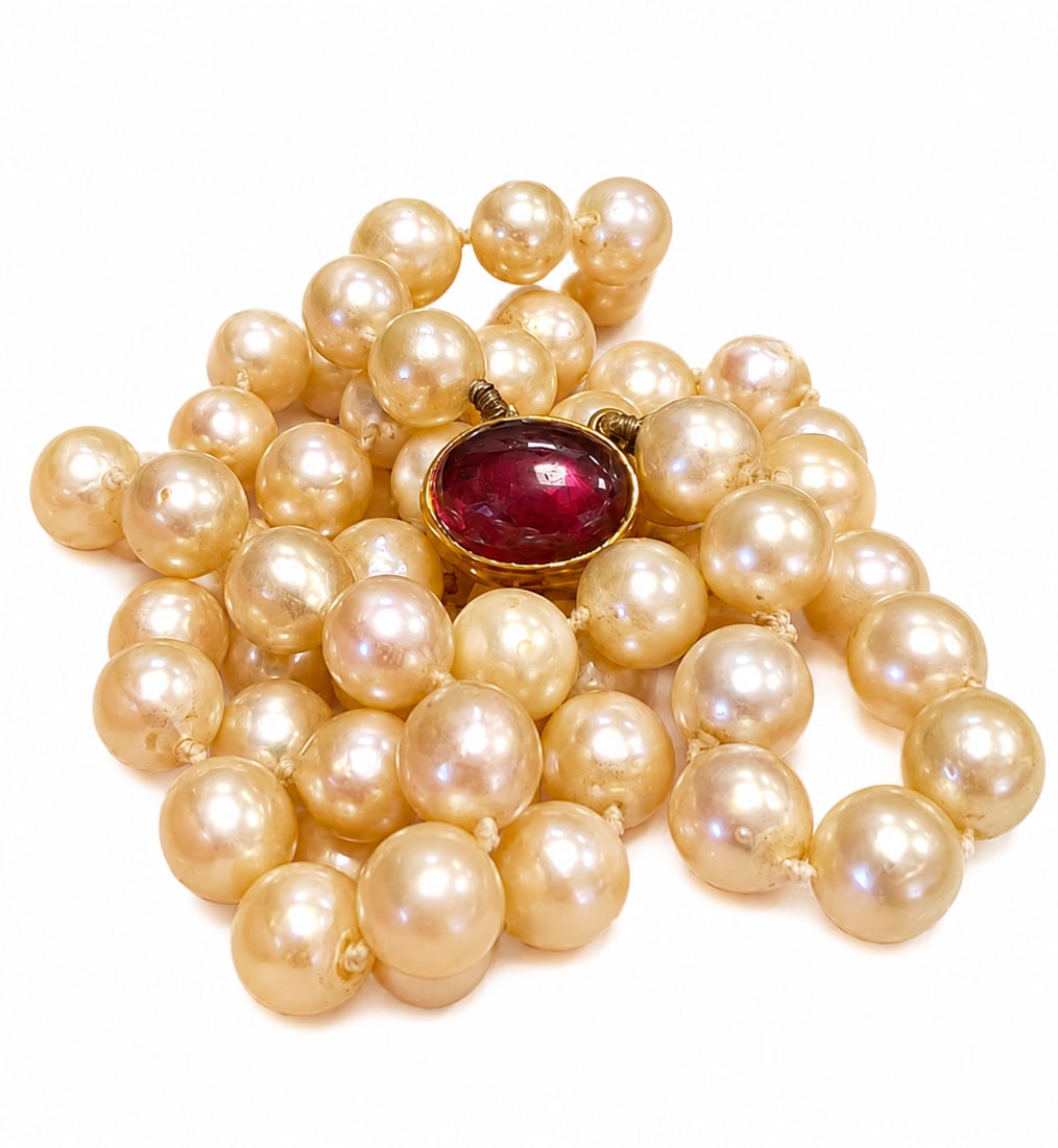 DOUBLE ROW PEARL AND GARNET NECKLACE: DOUBLE ROW PEARL AND GARNET NECKLACE 48 grams pealrs with great luster pearls untested in excellent condition L 32 cm