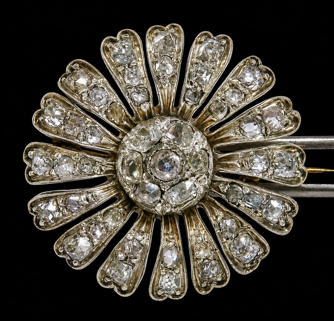ANTIQUE DIAMOND FLORAL BROOCH: ANTIQUE DIAMOND FLORAL BROOCH,10 grams, testing high carat gold and silver.Diamonds bright and lively, totalling approx. 1.50 ct. Diam. 2.8 cm.