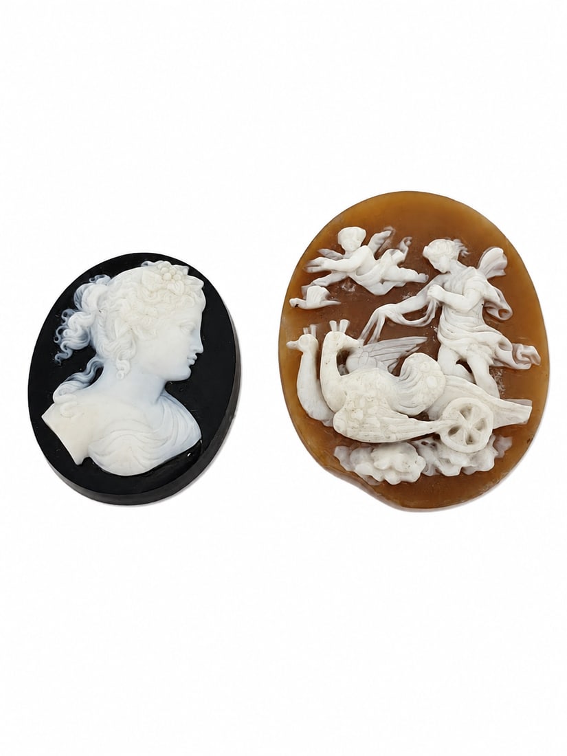 TWO ANTIQUE CAMEOS: TWO ANTIQUE CAMEOS in great condition A harstone depicting the bust of a woman.Shell cameo depicting a woman in charriot.L 4 cm L 3 cm