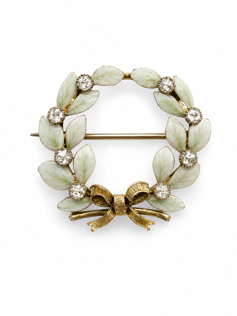 EDWARDIAN ENAMEL AND DIAMOND WREATH BROOCH: EDWARDIAN ENAMEL AND DIAMOND WREATH BROOCH,4,4 grams, testing 15 ct. gold.Diamonds bright and lively.Diam. 2.5 cm.