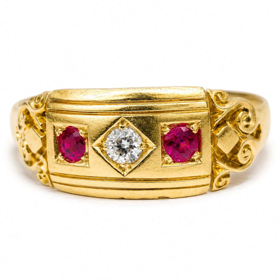 RUBY AND DIAMOND 3-STONE RING: RUBY AND DIAMOND 3-STONE RING,3,2 grams, 18 ct. gold.Rich and vibrant rubies.Diamonds bright and lively.Size N 1/2.