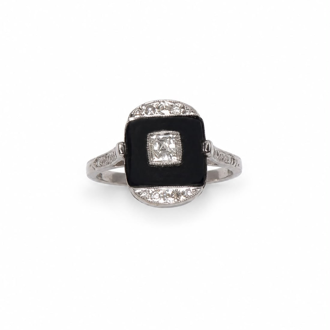 ART-DECO ONYX AND DIAMOND RING: ART-DECO ONYX AND DIAMOND RING,3,6 grams, testing platinum.Bright and lively diamonds.Lovely carved onyx.Size M.
