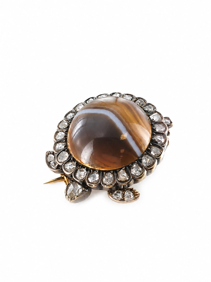 VICTORIAN AGATE AND DIAMOND TURTLE BROOCH: VICTORIAN AGATE AND DIAMOND TURTLE BROOCH,6.3 grams, testing 18 ct. gold and silver.Bright and lively diamonds.Cabochon cut banded agate.L. 2.2 cm.