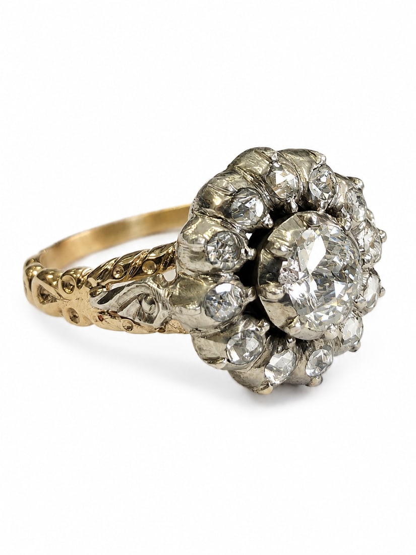ANTIQUE DIAMOND CLUSTER RING: ANTIQUE DIAMOND CLUSTER RING,5,5 grams, testing 18 ct. gold and silver.Diamonds bright and lively.Size P.