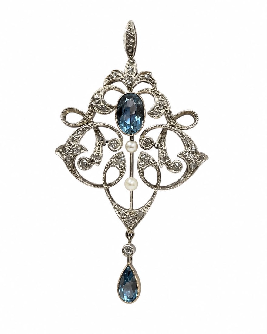 EDWARDIAN AQUAMARINE DIAMOND AND PEARL PENDANT: EDWARDIAN AQUAMARINE DIAMOND AND PEARL PENDANT,6,2 grams, testing 15 ct. gold and silver.Rich and vibrant aquamarines.Diamonds bright and lively.L. 6 cm.