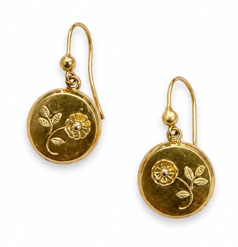 PAIR OF EDWARDIAN DROP EARRINGS: PAIR OF EDWARDIAN DROP EARRINGS,testing high carat gold.relief floral decoration.L. 2.5 cm.