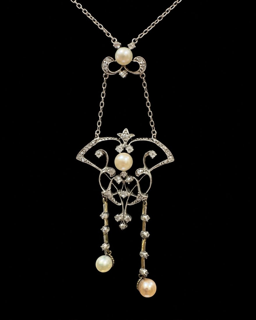 EDWARDIAN PEARL AND DIAMOND PENDANT NECKLACE: EDWARDIAN PEARL AND DIAMOND PENDANT NECKLACE,7,8 grams.Bright and lively diamonds.Lovely pearls (untested).L. pendant 7.1 cm.