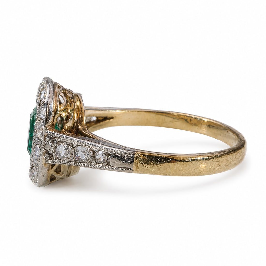 EMERALD AND DIAMOND CLUSTER RING: EMERALD AND DIAMOND CLUSTER RING,3,2 grams, testing high carat gold.Rich and vibrant emerald.Diamonds bright and lively.Size M.
