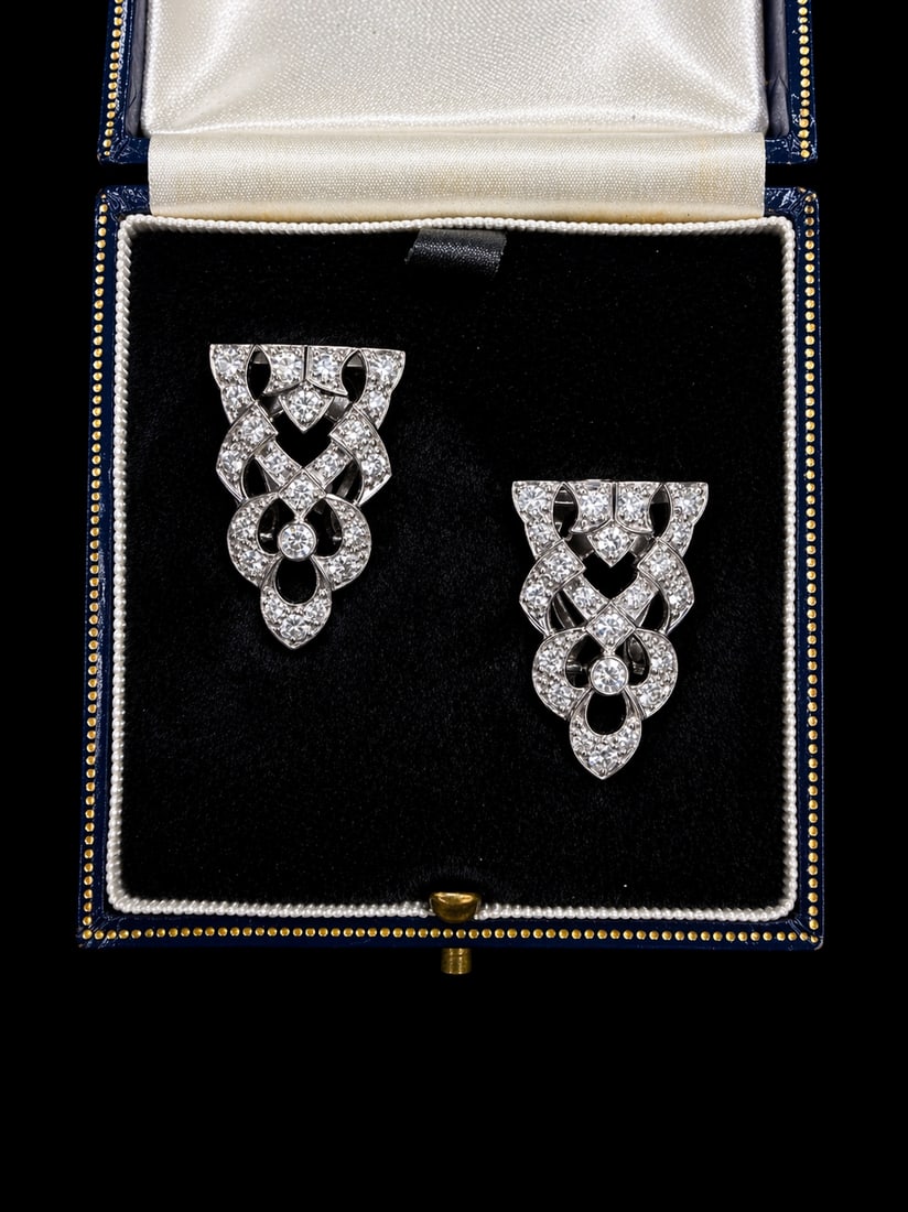 ART-DECO DIAMOND DOUBLE CLIP BROOCH: ART-DECO DIAMOND DOUBLE CLIP BROOCH,10.2 grams, testing platinum.Diamonds bright and lively, totalling approx. 2 ct.With frame to wear as 1 single brooch.Or wearable as 2 seperate clips.L. as brooch 4