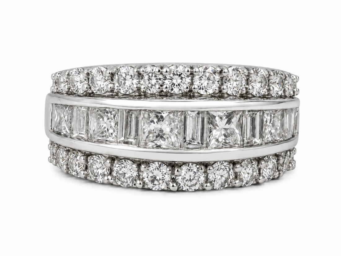 3-ROW DIAMOND RING: 3-ROW DIAMOND RING,7.7 grams, testing 18 ct. gold.Bright and lively diamonds, totalling approx. 1.80 ct.Size Q.