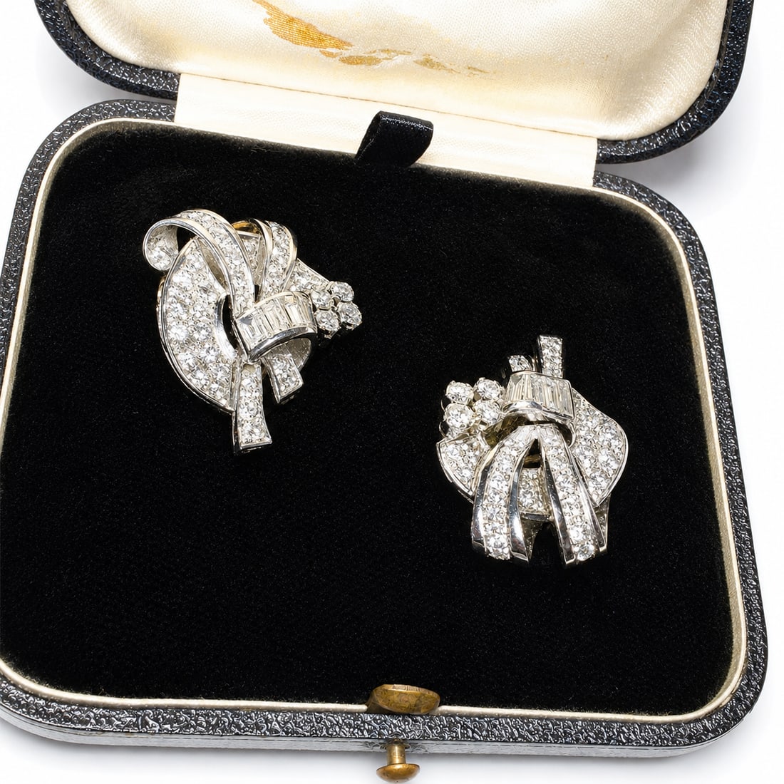 ART DECO DIAMOND DOUBLE CLIP BROOCH: ART DECO DIAMOND DOUBLE CLIP BROOCH23.8 grams, testing platinum. Bright and lively diamonds totalling approx. 4.50 ct. W. 5.3 cm.