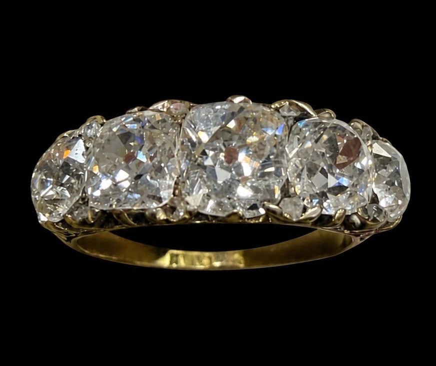 5-STONE DIAMOND RING: 5-STONE DIAMOND RING,3.6 grams, testing 18 ct. gold.Bright and lively old cut diamonds, totalling approx. 3.30 ct.Size K 1/2.