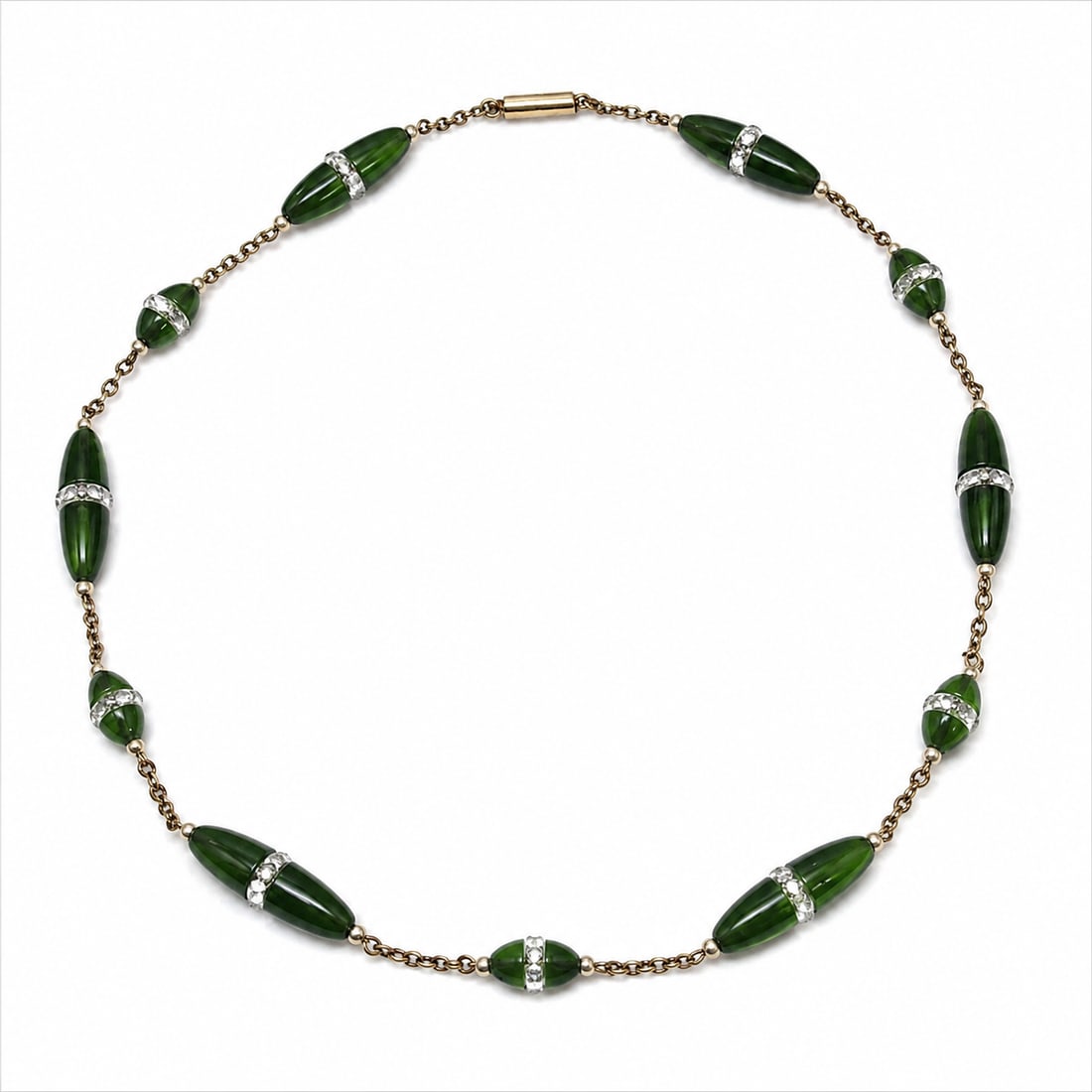 ELEGANT ART DECO JADE AND ROCK CRYSTAL NECKLACE: ELEGANT ART DECO JADE AND ROCK CRYSTAL NECKLACE.12.2 grams, testing 15 ct. gold.2 carved elongated jades with a rock crystal disk in between.L. 38 cm.