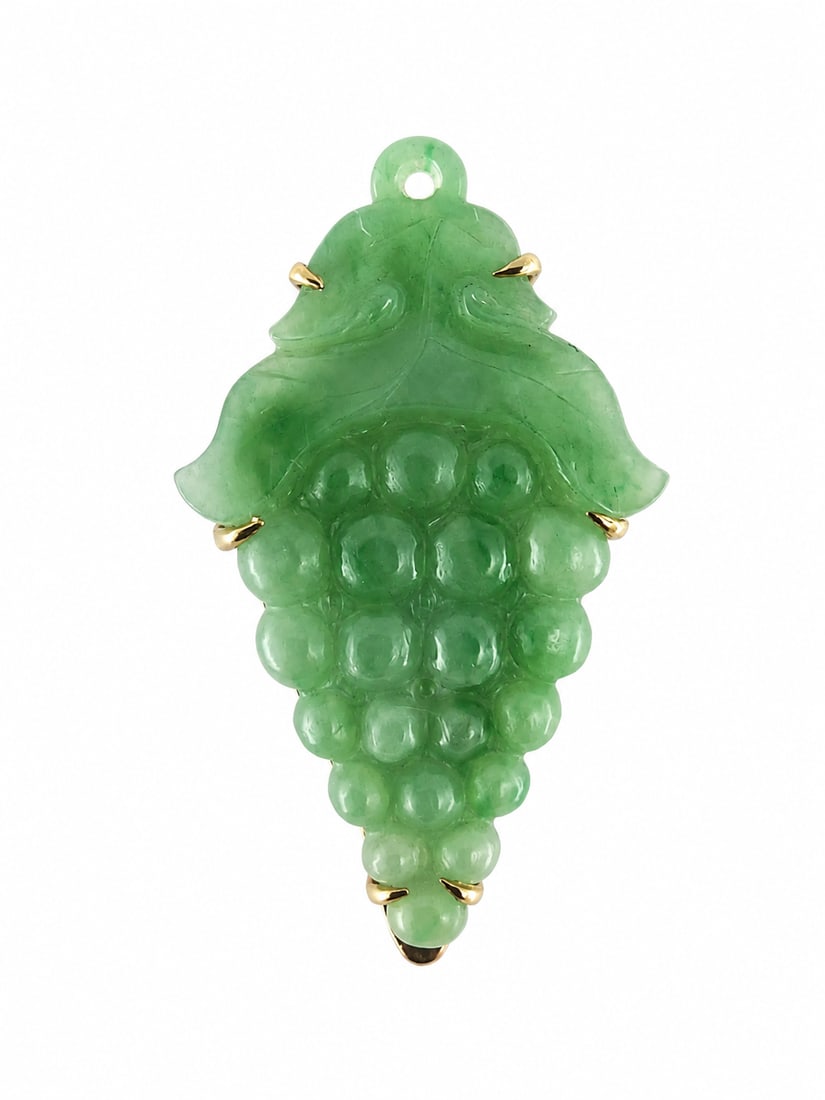 JADE CLIP BROOCH: JADE CLIP BROOCH,5.5 grams, testing high carat gold.The jade carved as grapes.L. 3 cm.