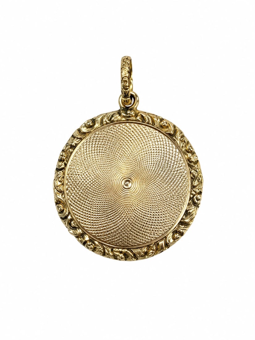 ANTIQUE GOLD ENGRAVED LOCKET PENDANT (1 of 1)