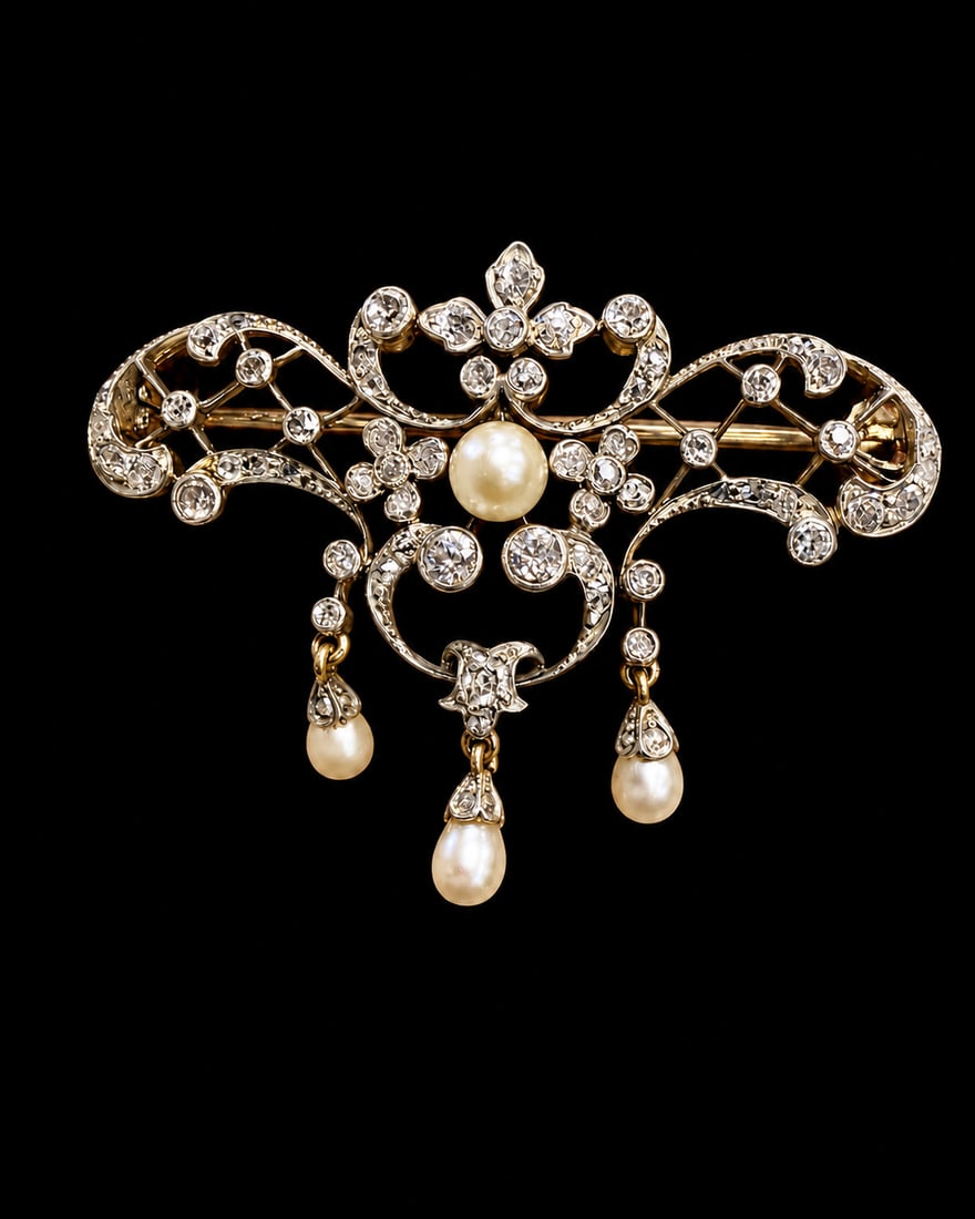 FINE BELLE EPOQUE PEARL AND DIAMOND BROOCH: FINE BELLE EPOQUE PEARL AND DIAMOND BROOCH,5,6 gram.Diamonds bright and lively.Lovely pearls.W. 4.1 cm.Antique fitted case.