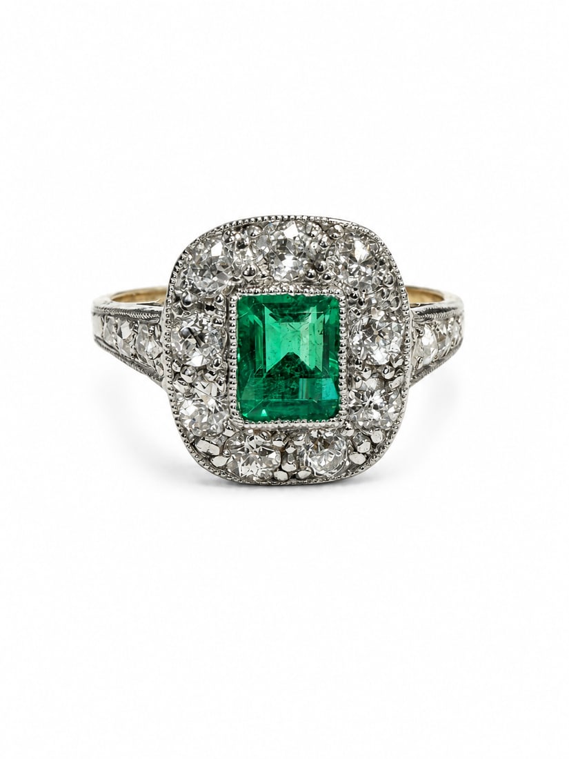 EMERALD AND DIAMOND CLUSTER RING: EMERALD AND DIAMOND CLUSTER RING,3,2 grams, testing high carat gold.Rich and vibrant emerald.Diamonds bright and lively.Size M.