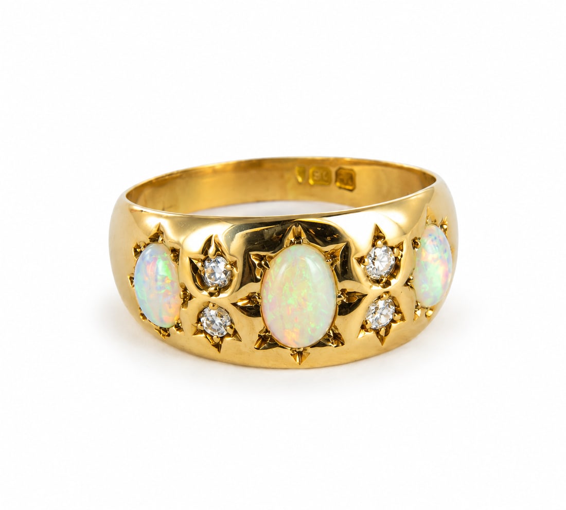 RUBY AND DIAMOND 3-STONE GYPSY RING: RUBY AND DIAMOND 3-STONE GYPSY RING,4,2 grams, 18 ct., gold.Rich and vibrant ruby.Diamonds bright and lively.Size N.