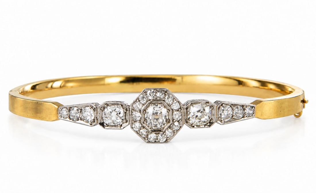 ANTIQUE DIAMOND HINGED BANGLE: ANTIQUE DIAMOND HINGED BANGLE.9.2 grams.Set with 2.75 ct approx of diamonds.
