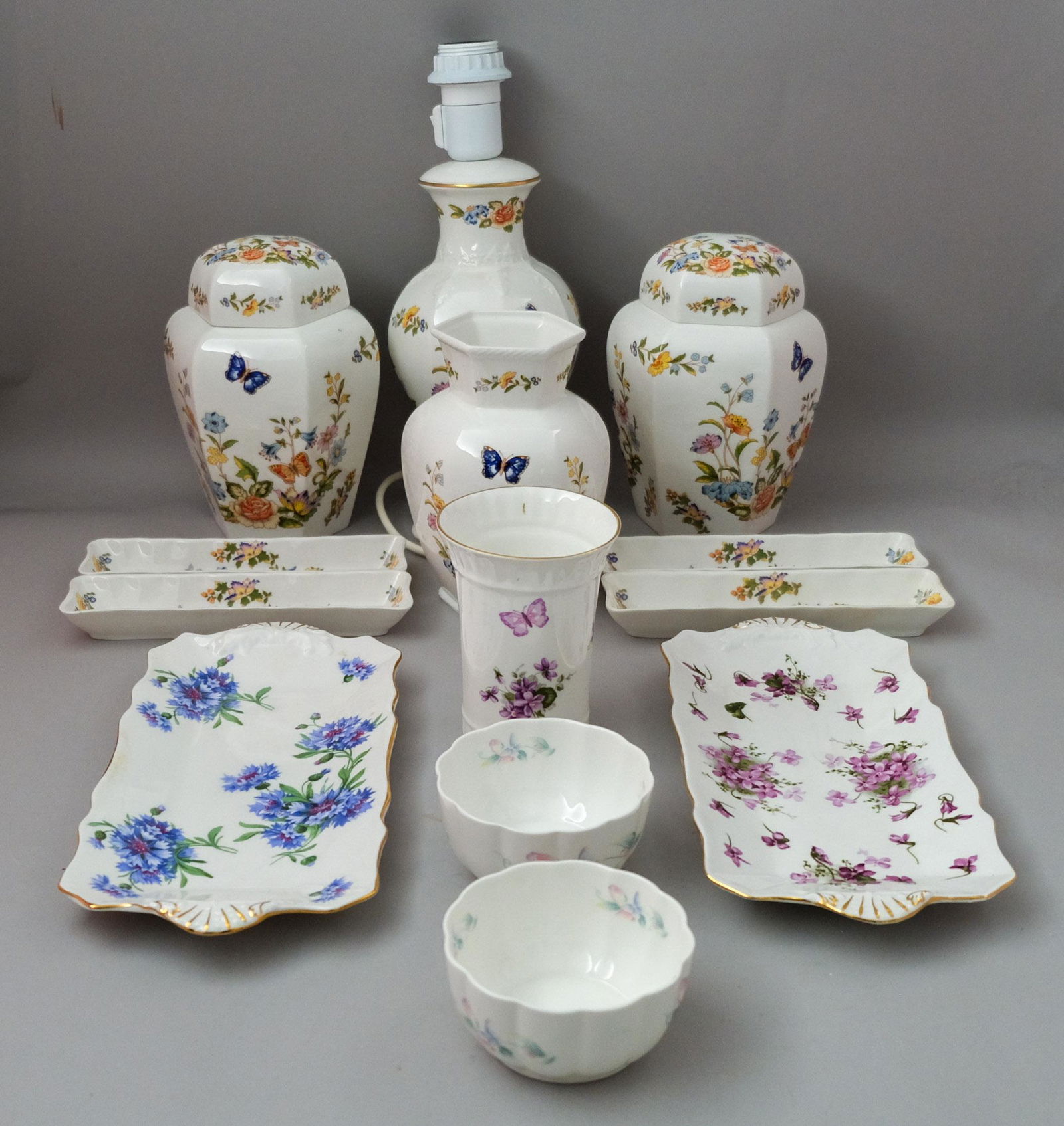 Large Group of Aynsley Porcelain Table Articles (1 of 10)