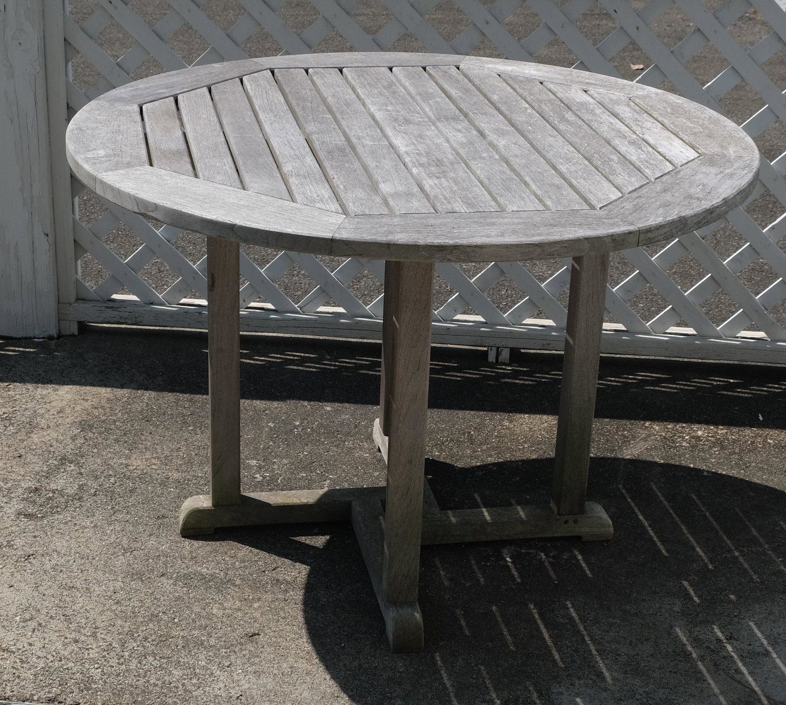 Kingsley Bate Essex Style Outdoor Table: Very nice and ready to go. 42" diameter, 28 1/2" high.