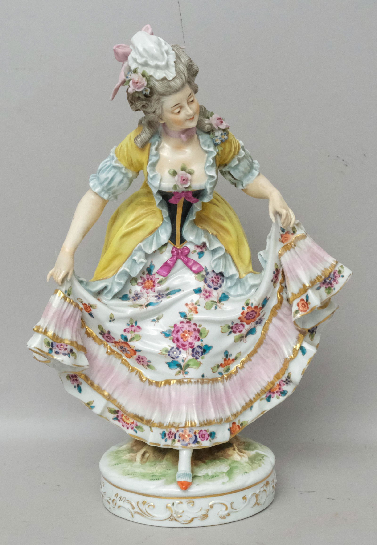 Large Capodimonte Figurine of a Lady Curtseying (1 of 11)