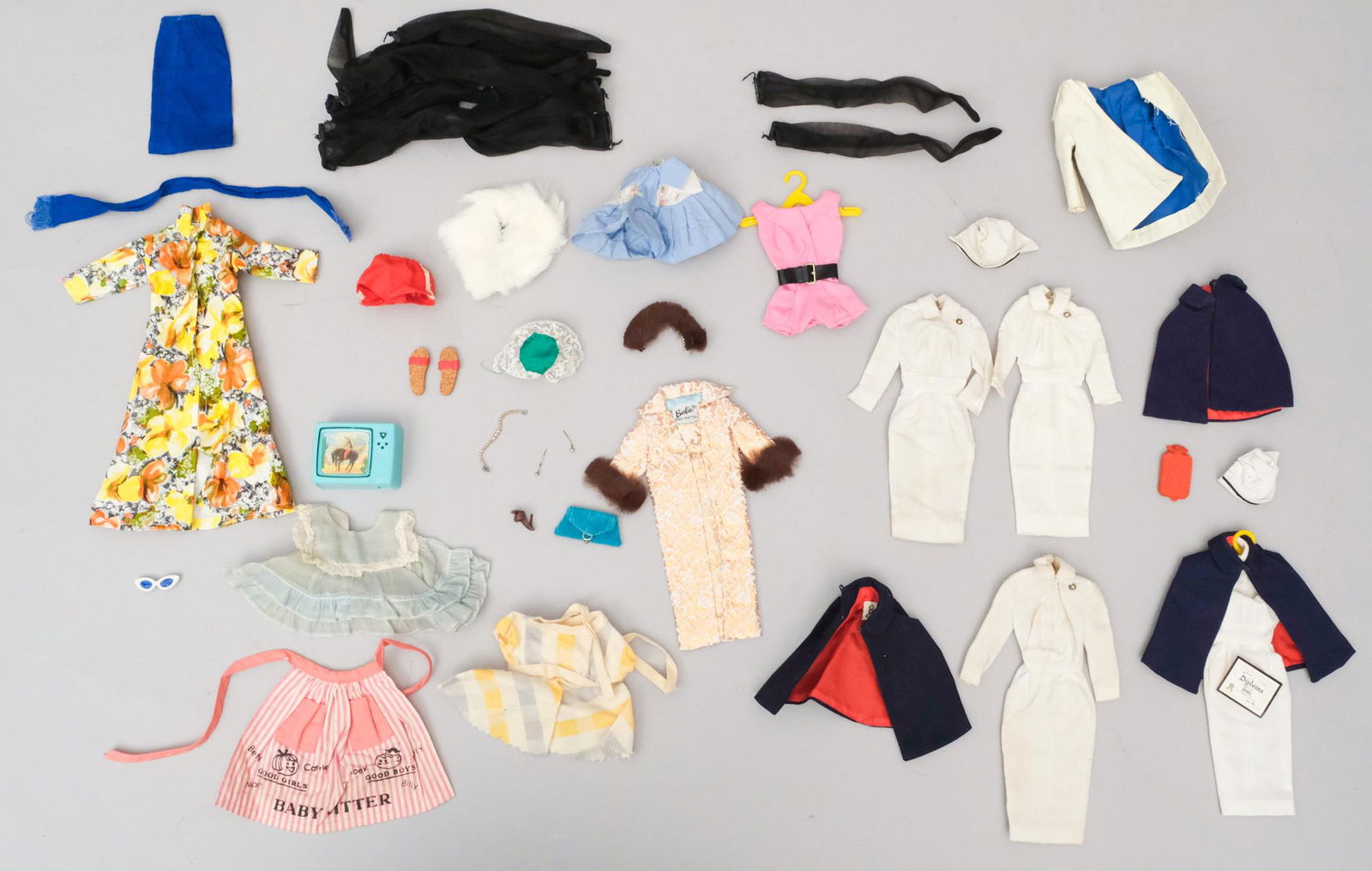 Vintage Doll Clothing and Accessories (1 of 6)
