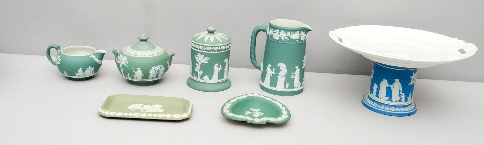 Group Wedgwood Jasperware Table Articles (1 of 11)
