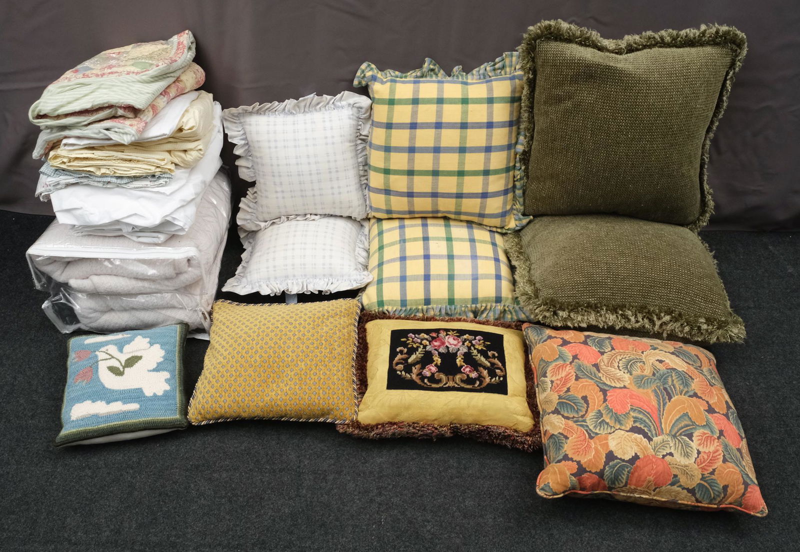 Large Pillow, Blanket & Linen Lot (1 of 8)
