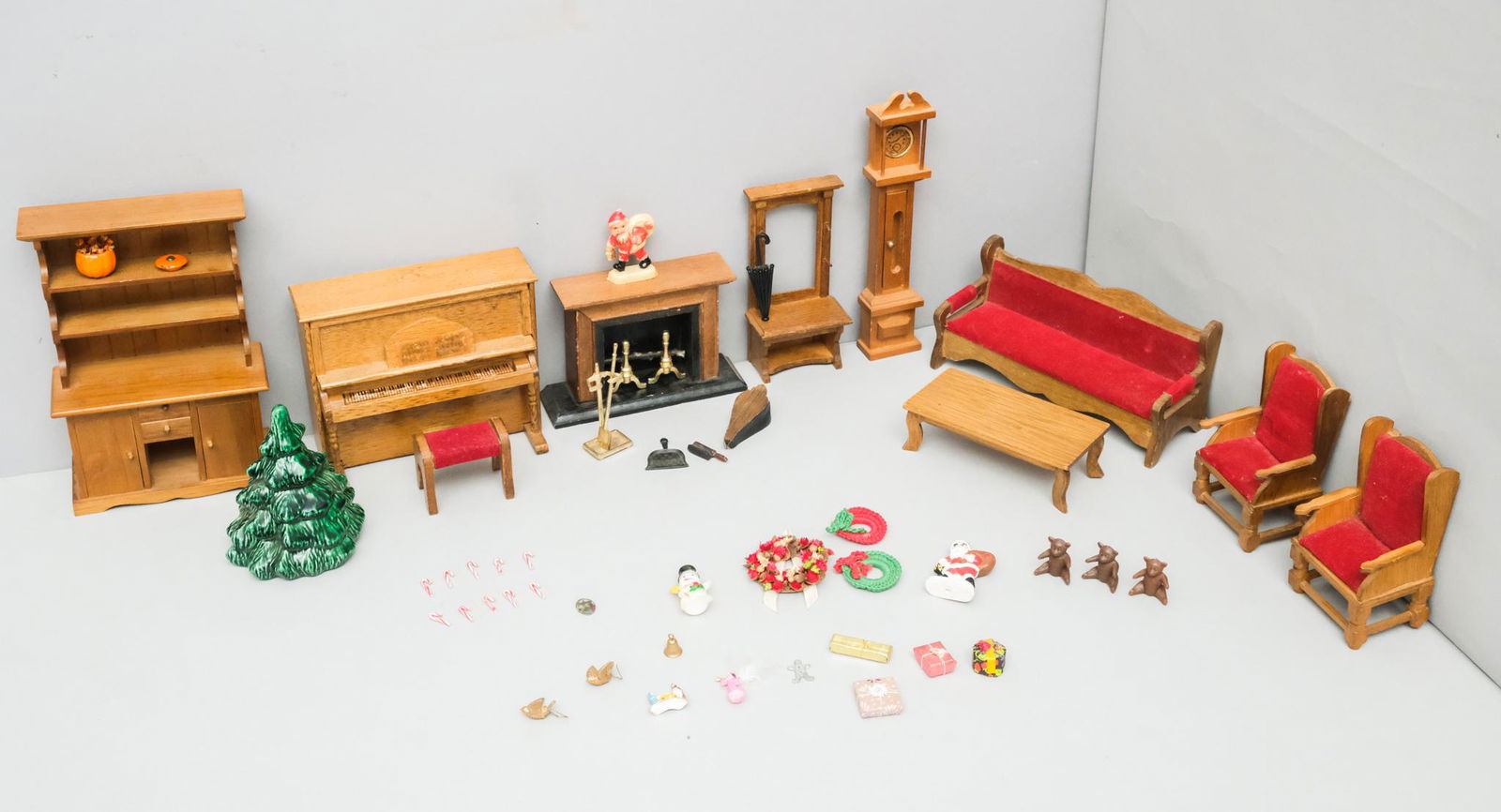 Dollhouse Living Room Set with Holiday Extras (1 of 4)