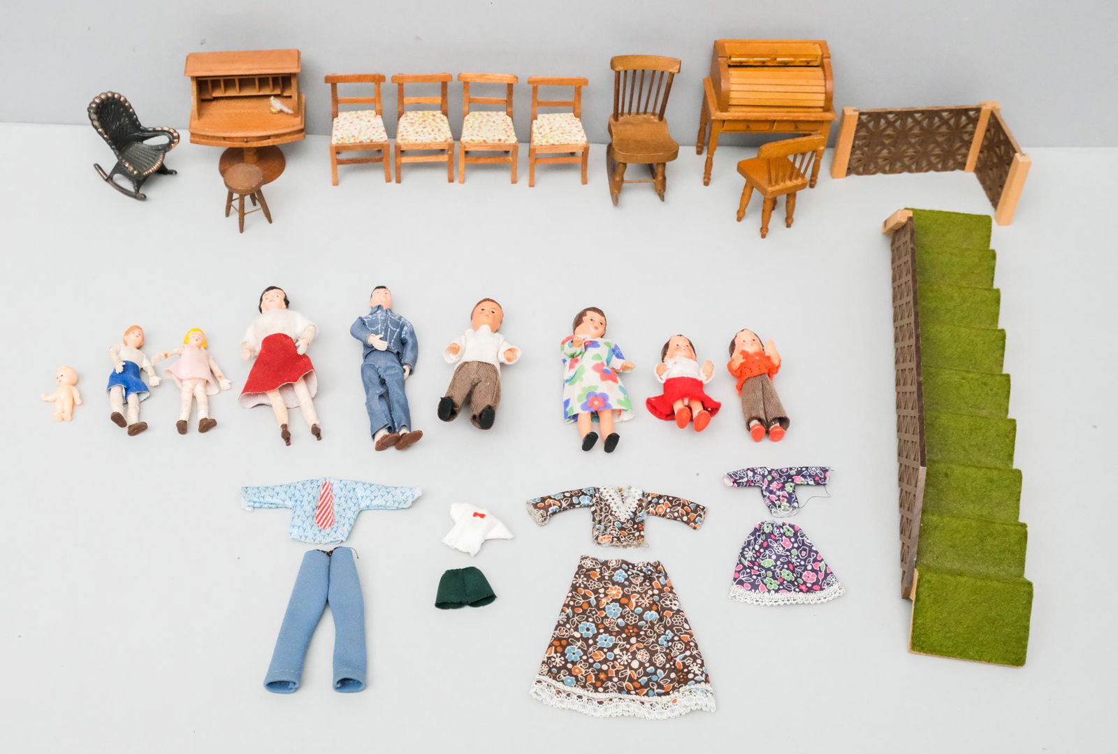 Lot of Mixed Dollhouse Furniture & Dolls (1 of 4)