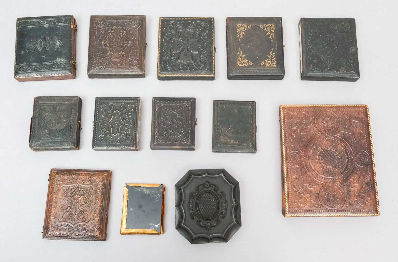 Lot of Gutta Percha Cases & Daguerreotypes (13) (1 of 7)