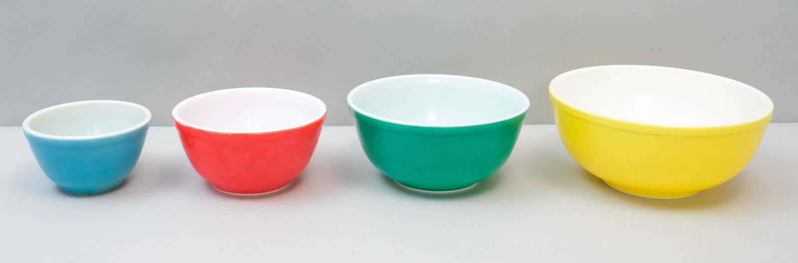 Set of 1950s Pyrex Nesting Bowls (1 of 8)