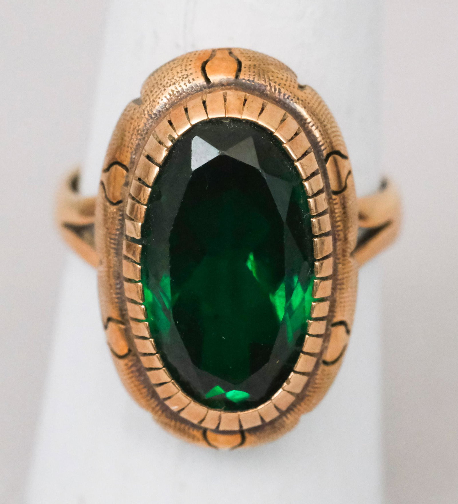 14K Gold Oval Cut Green Spinel Ring: Size 7 ring with engraved surround. 4.0 dwt.