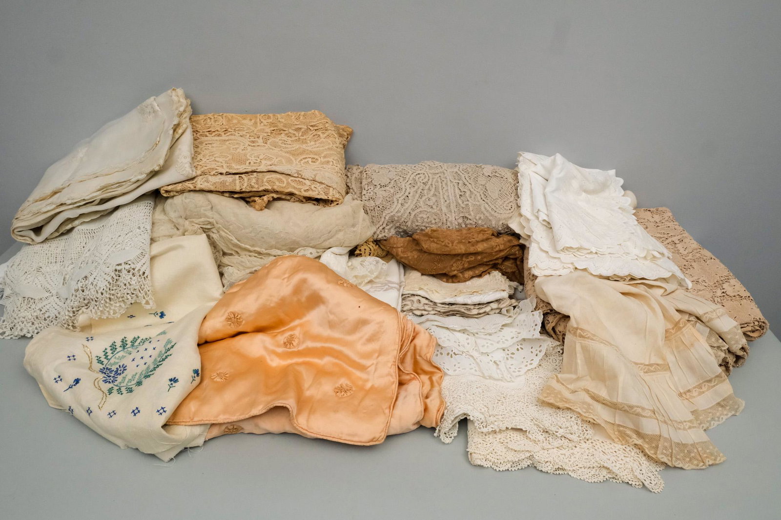 Large Lot of  Vintage Household Textiles (1 of 4)