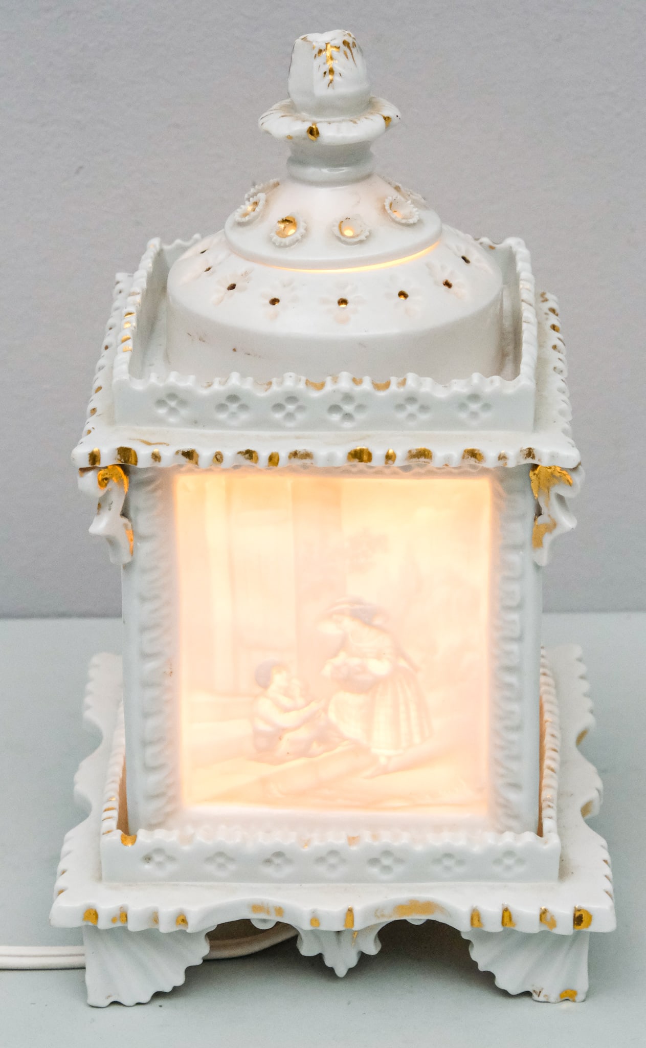 Antique Biscuit Pagoda Lithopane Lamp (1 of 17)