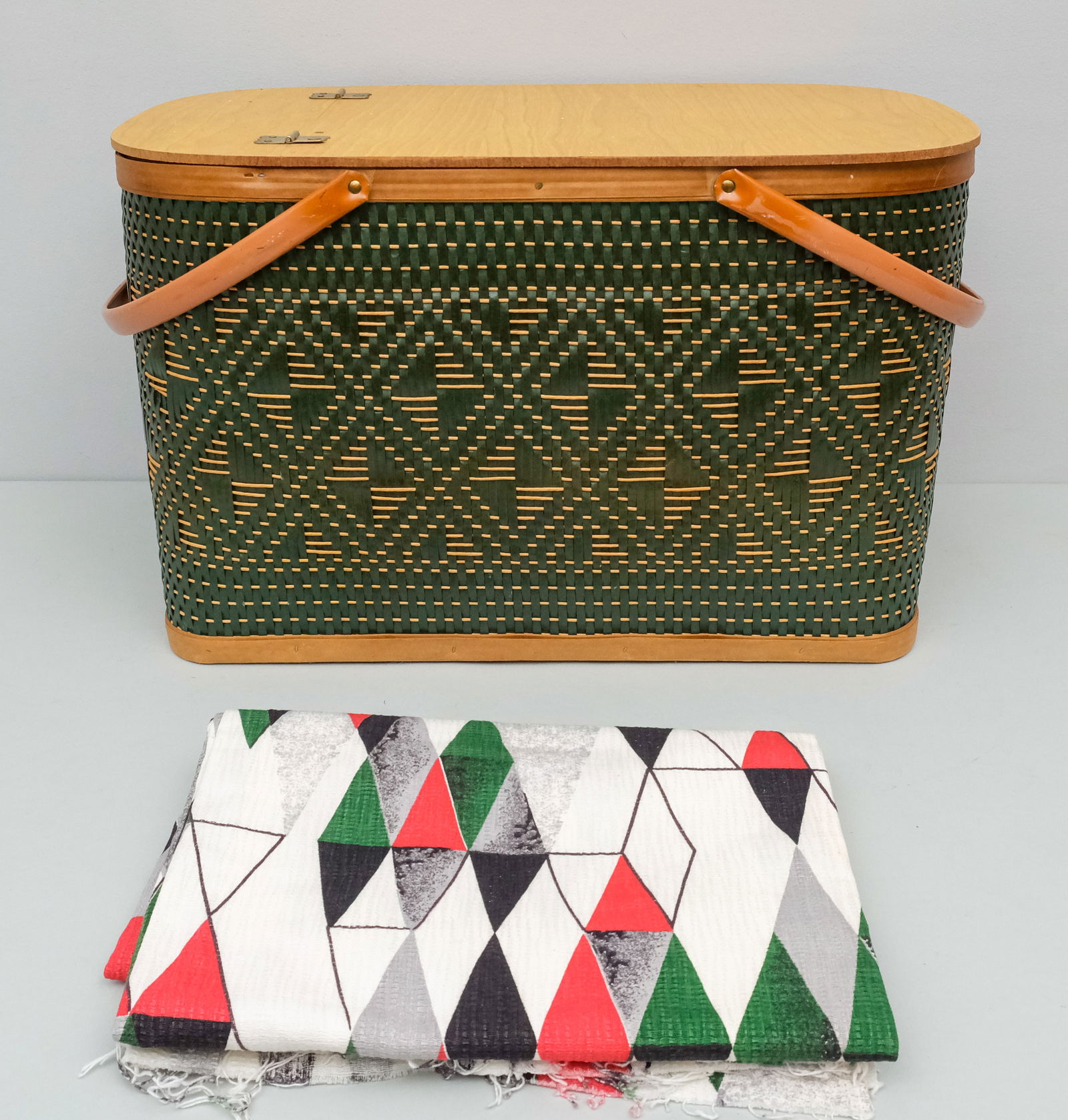 Vintage Hawkeye Picnic Basket & Bark Cloth (1 of 8)