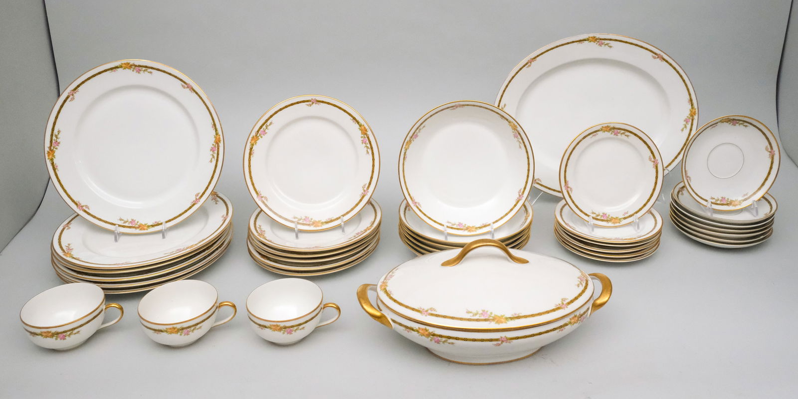 T&V Limoges Porcelain Dinner Service (1 of 19)