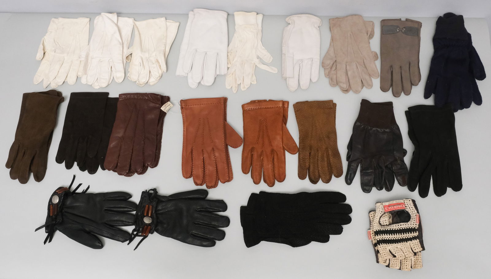 Lot of Assorted Men's Gloves (1 of 2)
