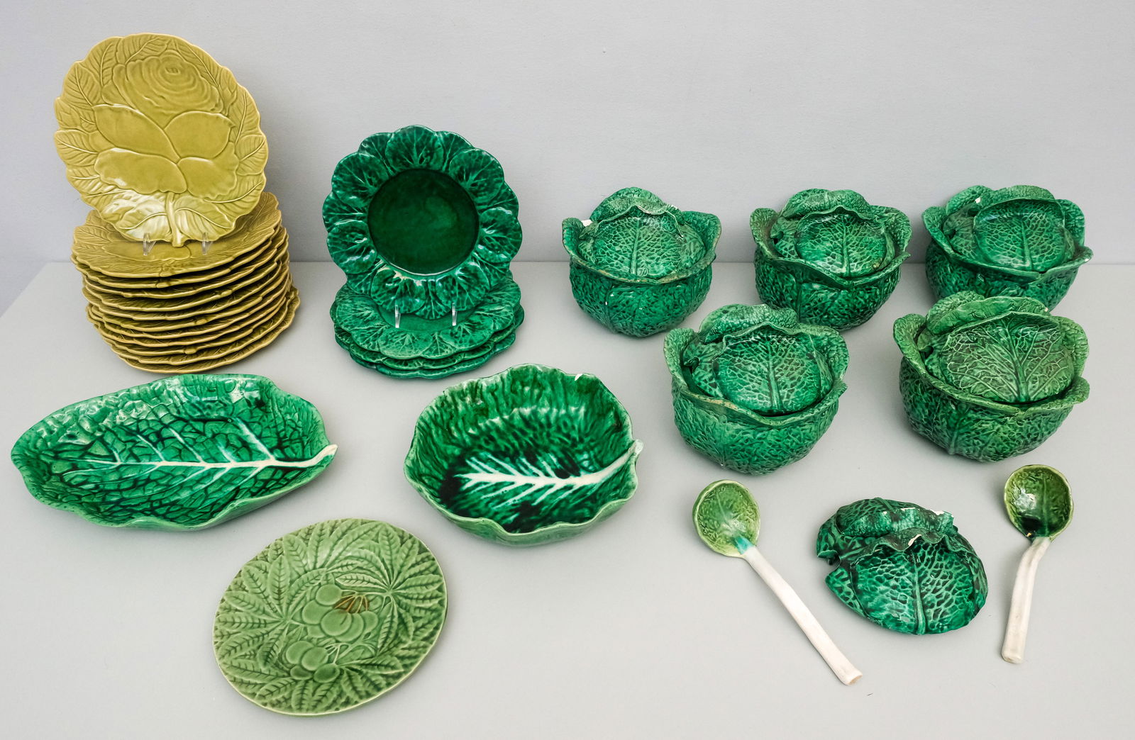 Grouping Portuguese Majolica Cabbage Ware (1 of 12)