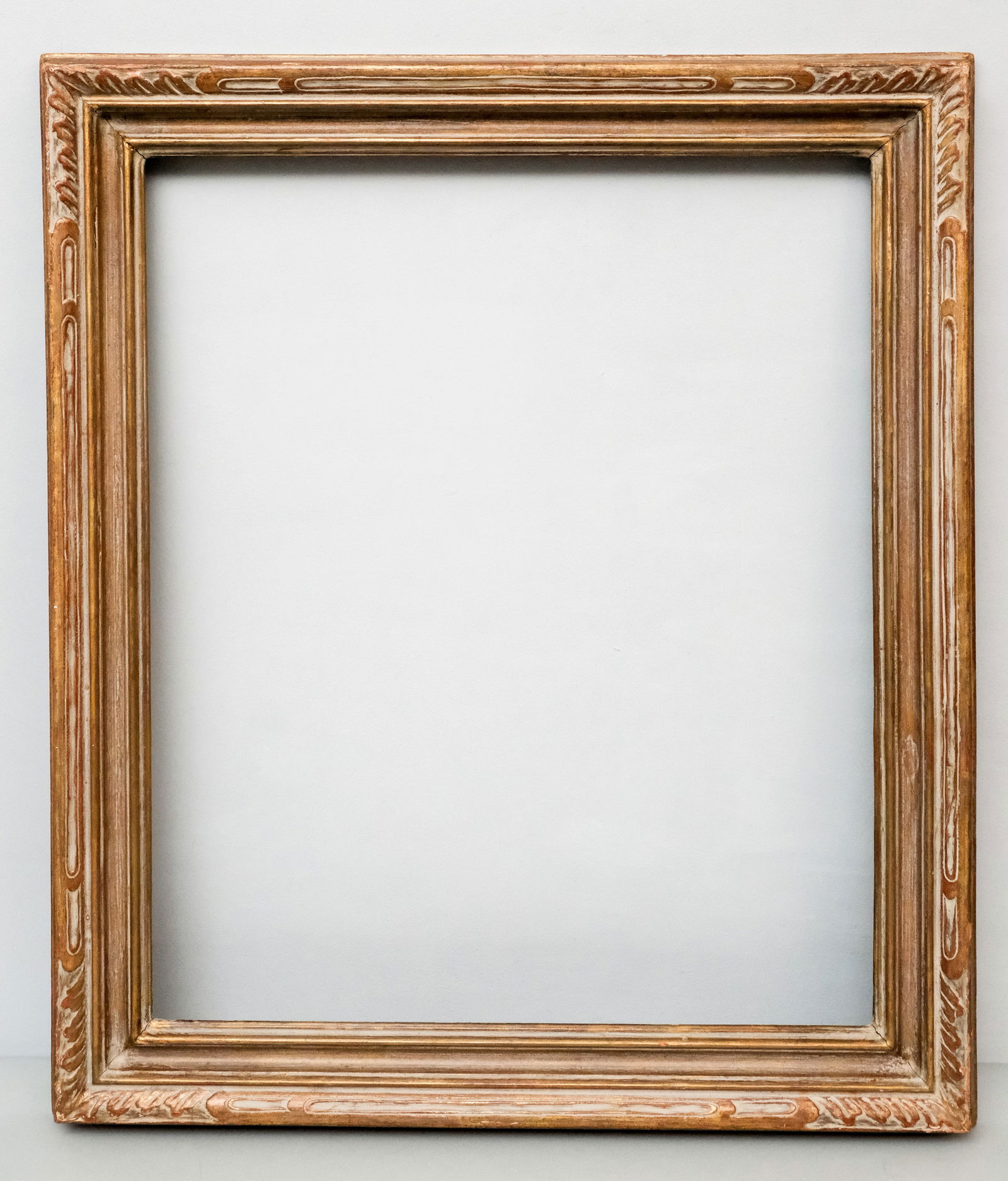 Newcomb Macklin Gilt Frame 25" x 30": Newcomb Macklin, ca. 1925, carved and gilded, in a great standard size. Overall 31 3/4" x 36 1/2", rabbet 25" x 30", 3 1/2" molding