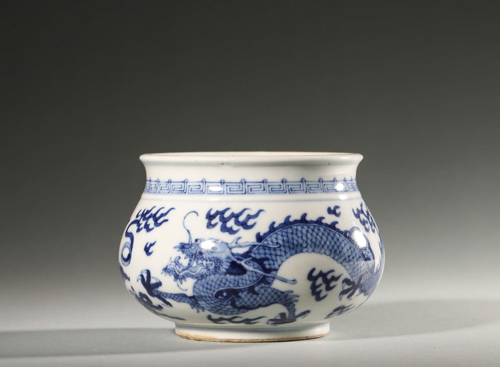 A blue and white dragon porcelain jar,Qing Dynasty,China: 12x8cm