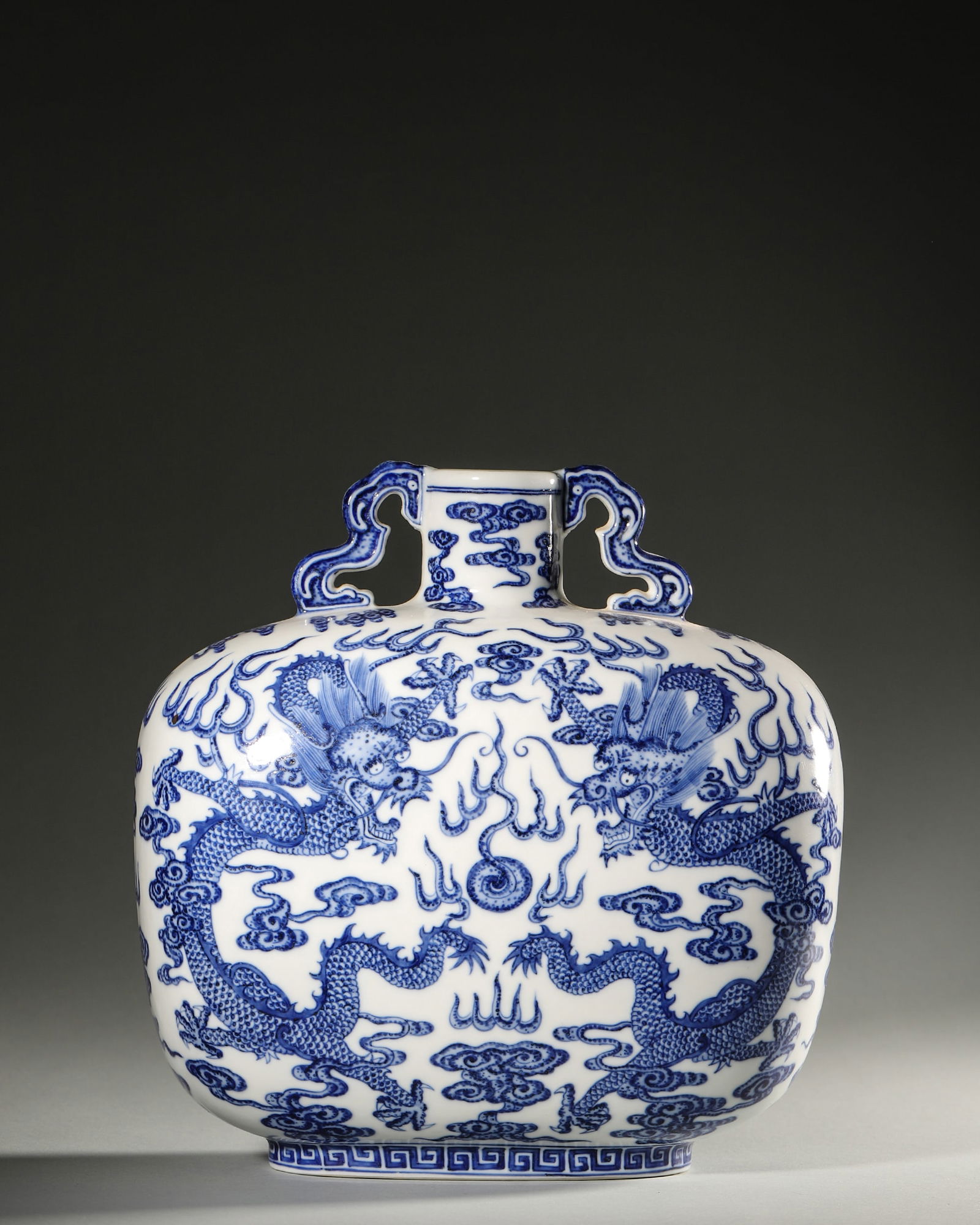 A blue and white dragon porcelain flask,Qing Dynasty,China: 22x11x23cm